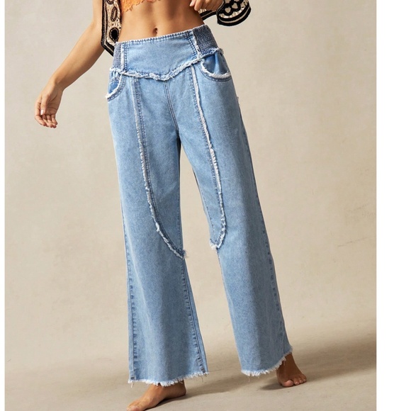 Light Wash Frayed Detail Pockets Stretchy Cropped Denim Pants - Picture 3 of 6